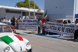 Integrantes de la Convención Nacional Democrática y del Gobierno Legítimo que encabeza Andrés Manuel López Obrador, se plantaron a las afueras del corporativo Pemex, manifestando su inconformidad
en contra de la privatización.