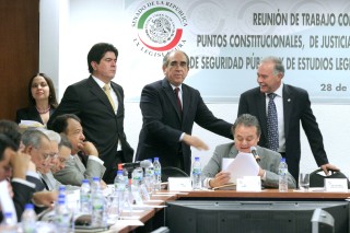 Los senadores del PRD, Tomás Torres y Pablo Gómez; el panista Alejandro González, del PAN y el priista Joaquín Coldwell -sentado–, en la reunión de trabajo de Comisiones Unidad de Justicia de Estudios Legislativos por la minuta de los diputados sobre Justicia Penal. (El Universal)