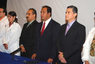 Durante su visita, el rector de la Universidad Autónoma de Coahuila (UA de C) Mario Alberto Ochoa Rivera, le tomó la protesta a Jorge Antonio Pérez Freyre, quien fungirá como director de la Facultad de Medicina por tres años más. 