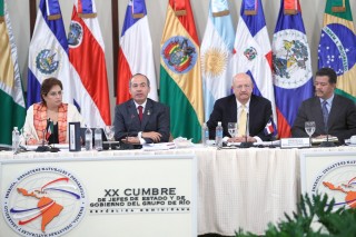 El presidente Felipe Calderón apeló ayer al diálogo y la concertación entre los pueblos latinoamericanos, en su participación en la XX Cumbre del Grupo de Río. (Notimex)
