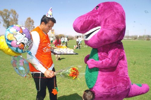 Portero Miguel Becerra celebró su cumpleaños con Barney