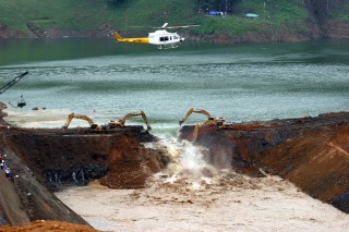 El agua del Grijalva vuelve a su cauce tras un mes y seis días de obra, el canal se abrió a un ancho de 20 metros y 70 de largo en Chiapas. (Notimex)