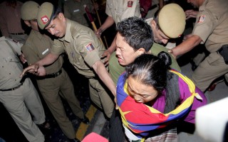 Activistas tibetanos fueron detenidos ayer por la Policía durante una protesta cerca de la Embajada de China en Nueva Delhi, India. El grupo se unió a las protestas en el Tíbet. (EFE)
