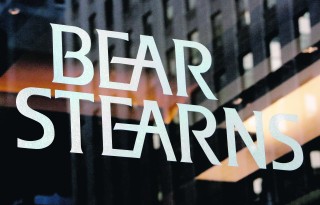 La Fed rescató al banco de inversión Bear Stearns, una institución legendaria de Wall Street que se vio al borde del precipicio ante su incapacidad para recaudar dinero a corto plazo en el mercado.