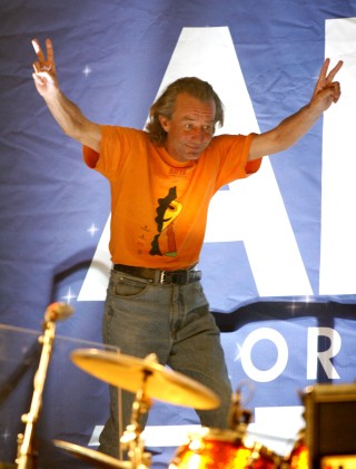 El baterista sueco Ola Brunkert gesticula durante una presentación en Uppsala, Suecia, en una foto de archivo tomada el 27 de marzo de 2007. (AP)