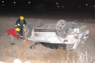 Ahora resulta que el jugador del Santos Laguna, Francisco Javier Torres, de 24 años de edad, no iba conduciendo su propia camioneta que terminó 
volcada en la carretera a La Unión, a pesar de que inicialmente fue detenido por agentes estatales.