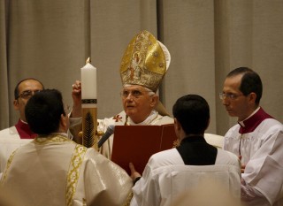 El Papa Benedicto XVI celebró ayer una misa de vigilia durante la Semana Santa en la basílica de San Pedro en Ciudad del Vaticano. (EFE)