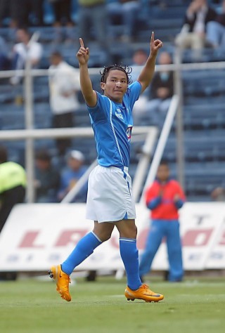 César Villaluz mostró nuevamente su valía al sacar un potente disparo que se incrustó en la meta de Villalpando, al minuto 16. (Jam Media)