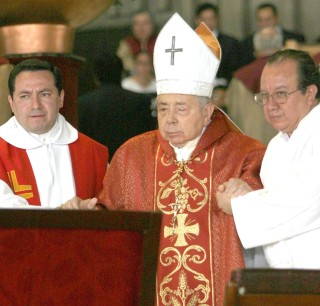 Fotografía de archivo del 8 de abril de 2005 del  cardenal emérito mexicano Ernesto Corripio Ahumada (der.). El prelado falleció hoy, 10 de abril de 2008, a los 88 años en el sur de la Ciudad de México, dijeron a Efe fuentes de la Archidiócesis Primada de México. (EFE)