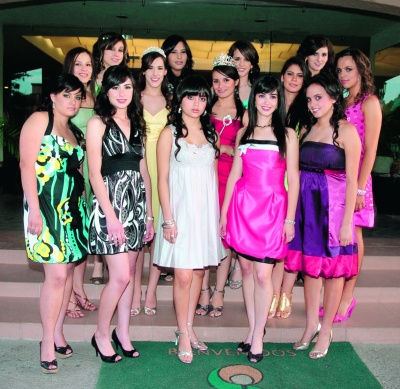 Ana Cristina de la Peña Garza, Fátima Cecilia Ouyed Hernández, Marian Murra Rodríguez, Andrea Maldonado Ramírez, Daniela Acosta Ramírez, María de Lourdes Marcos González, Andrea Aguirre Russek, Rocío Yolanda Martínez Valle, Mariel González Michel, María Inés Román Jiménez, Ana Cecilia Giacomán Esparza y Mariana Navarrete Flores, candidatas del Baile de Debutantes del Club Campestre Torreón, acompañadas de la Reina y Princesa actual Fernanda López Rodríguez y Daniela Cepeda Siller, respectivamente.
