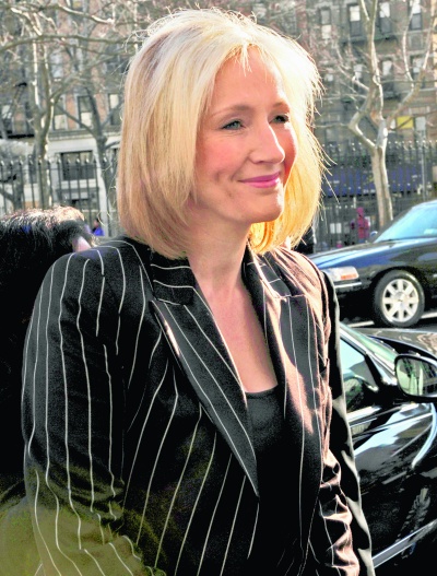 La escritora J.K. Rowling sale de un tribunal federal en Manhattan tras declarar en el primer día de su juicio contra una editorial por un diccionario de Harry Potter. (AP)
