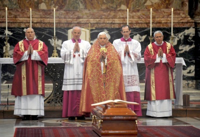 El Papa Benedicto XVI (izq.) reza en frente del ataúd del cardenal colombiano Alfonso López Trujillo en la Basílica de San Pedro en la ciudad del Vaticano, Vaticano hoy miércoles 23 de abril. (EFE)
