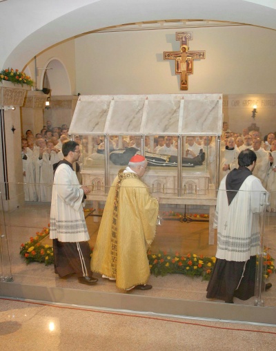 Exhiben restos del Padre Pío en Italia