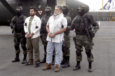 Escoltados por militares, los presuntos narcotraficantes Rogelio Díaz Cuéllar y Rogelio Díaz Contreras, detenidos en Tamaulipas, arribaron a la Ciudad de México. (El Universal)