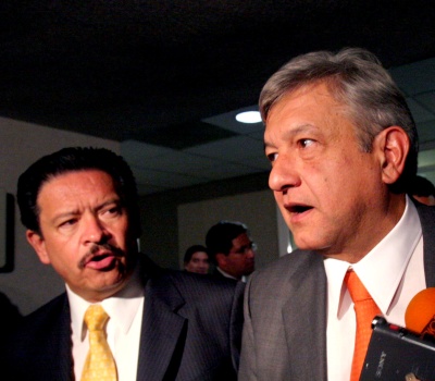 Andrés Manuel Lopez Obrador, se reunió el miércoles por la noche con los integrantes del Frente Amplio Progresista. En la gráfica con el senador Carlos Navarrete. (El Universal)
