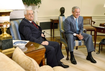 El presidente de EU, George W. Bush (der.), se reunió ayer con el presidente palestino, Mahmoud Abbas, en Washington. (EFE)