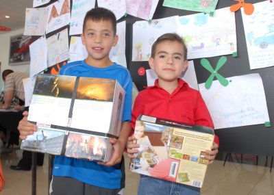 Leonardo Mayorga y Óscar Alejandro del Río, fueron premiados por Toyota Laguna tras participar en su programa de dibujos alusivos al medio ambiente.