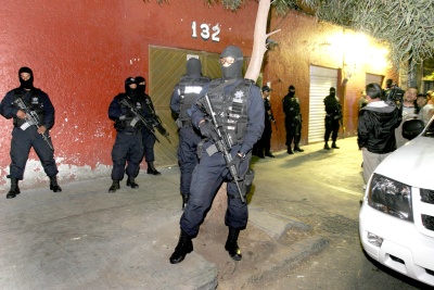 Policías federales resguardan a Alejandro Ramírez Báez, señalado como autor del asesinato de Édgar Millán (recuadro). El crimen ocurrió en la casa del comandante policiaco y el sicario, que lo siguió hasta el lugar, fue detenido por los escoltas.