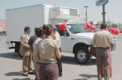 La empresa Tyson donó a Cáritas un camión con sistema de enfriamiento para transportar alimentos perecederos a colonias y ejidos; la organización solicitó el apoyo de empresarios para concretar el proyecto de un banco de alimentos.
