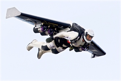 El piloto suizo Yves Rossy, más conocido como “fusionman”, realizó ayer el primer vuelo de la historia de un hombre con alas autopropulsadas, en la región de Bex, Suiza.