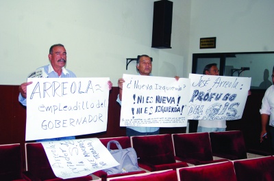 Perredistas de Nueva Izquierda se presentaron ante el Congreso del Estado para manifestar su total rechazo en contra del diputado José Arreola.