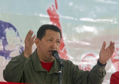 El presidente de Venezuela, Hugo Chávez, habla hoy, 21 de mayo de 2008, ante un grupo de estudiantes matriculados en la Escuela Latinoamericana de Medicina, en Caracas, donde dijo que el mundo agradece a Dios que el mandato del gobernante estadounidense, George W. Bush, esté por terminar. (EFE)