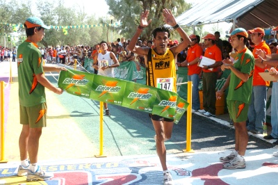 El lagunero Antonio García Olvera ganó ayer la octava edición de la 10-K Reto del Desierto, luego de parar el cronómetro en 30 minutos y 48 segundos. (Fotografía de Sergio Reyes)