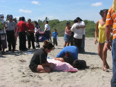 Una mujer llora frente al cadáver de Oswaldo Mata Valdovinos, de 21 años, quien fue mordido el viernes pasado por un tiburón. (Archivo) 