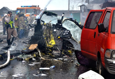 Restos del helicóptero donde el general director de Policía de Chile, José Alejandro Bernales, murió, al estrellarse en una zona comercial en la ciudad de Panamá. (EFE)