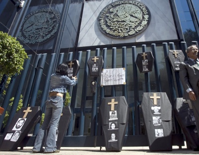 Una mujer participa en una protesta frente a la sede de la PGR, en Ciudad de México, para exigir el esclarecimiento de los asesinatos de periodistas. (EFE)