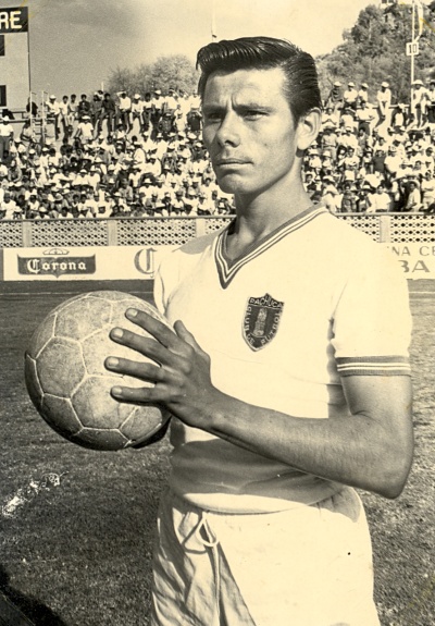 Mario 'Tártaro' Montaño, ex jugador de los equipos Diablos Blancos de Torreón, Pachuca y Laguna, falleció ayer en esta ciudad. En la gráfica aparece cuando jugó con los Tuzos del Pachuca de 1967 a 1970 en Primera División. (Archivo)