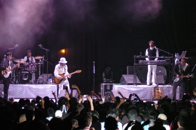 Cone Cahuitl (Rubén Albarrán), Quique, Joselo y Meme disfrutaron igual o más que el púbico, la actuación. (Fotografía de Sergio Reyes)
