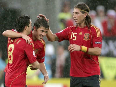 El delantero de la selección española David Villa (cent.) celebra la consecución del tercer gol de su equipo frente a Rusia junto a sus compañeros Sergio Ramos y Xavi Hernández, durante el partido correspondiente a la primera jornada del Grupo D de la Eurocopa de futbol. (EFE)
