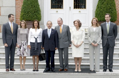 Los Reyes de España, posan junto al presidente de México, Felipe Calderón, y a su esposa, Magarita Zavala, acompañados por los Príncipes de Asturias y los Duques de Palma, hoy en el Palacio de La Zarzuela, donde los monarcas han ofrecido un almuerzo a Calderón y su esposa que se encuentran en su primera visita de Estado a España. (EFE)