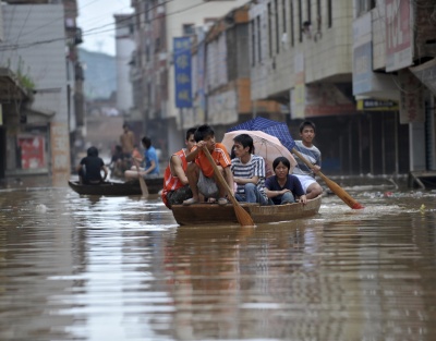 Las calles a lo largo del río Xijiang en Guangdong, China, se sumergieron en la peor inundación que azotó el delta del río de la Perla en 50 años. 