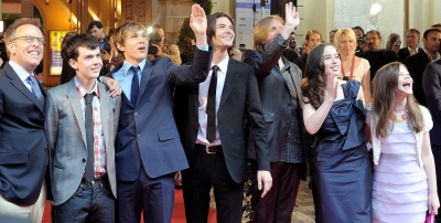 El productor Mark Johnson, Skandar Keynes, William Moseley, Ben Barnes, Andrew Adamson, Anna Popplewell y Georgie Henley sonríen a su llegada a la alfombra roja del lanzamiento de Crónicas de Narnia: el Príncipe Caspian dirigida por Andrew Adamson. (EFE)