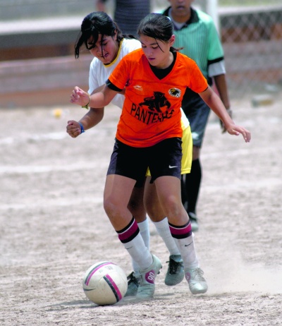 Las Lobas de la UA de C arrancaron con una goleada
de 7-1 sobre Panteras Sección 38 en la primera jornada de la Copa Telmex de Futbol Soccer.
(Fotografía de Jesús Galindo)