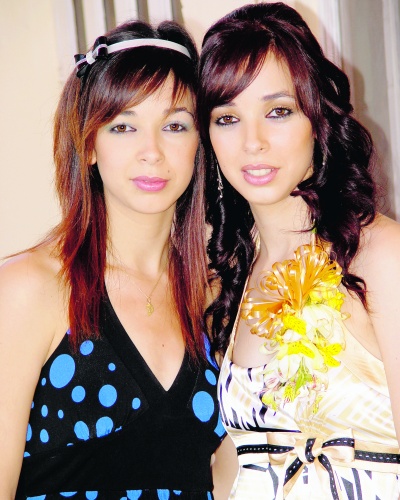 Ana Laura junto a su hermana Ana Claudia Velazco Castellanos.