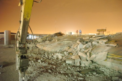 El viaducto 80 del DVR yace colapsado el lunes por la noche luego de todo un día de golpeteo mecánico para que cediera. El Siglo de Torreón siguió durante todo el día el proceso para concluir la demolición. (Fotografía de Sergio Reyes) 