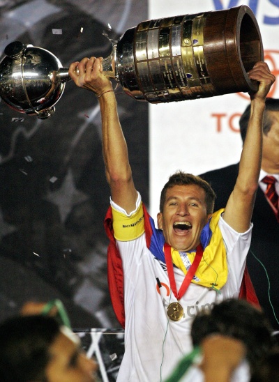 Javier Urrutia, capitán de la Liga Deportiva Universitaria de Quito, levanta el trofeo de campeón de la Copa Libertadores de América 2008. Es el primer equipo ecuatoriano que se lleva el trofeo continental. (AP)