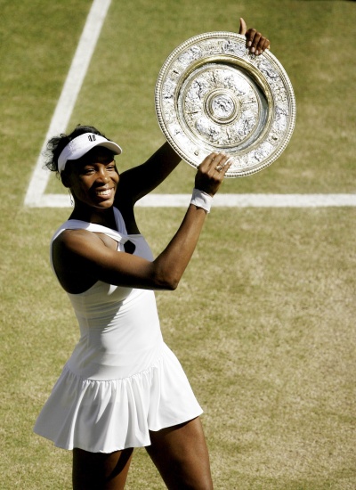 Venus Williams revalidó la corona en el Abierto de Wimbledon al derrotar a su hermana Serena en la final, para adjudicarse su quinto título del Abierto de Wimbledon. (AP)
