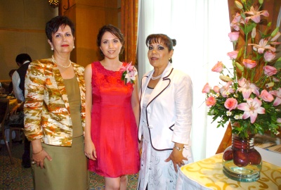 Paloma acompañada por las organizadoras de su despedida, su futura suegra Sara Elia Aguiñaga de Corrales y Bony López de Mendoza.