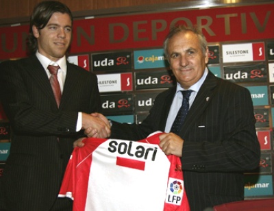 Solari ha sido presentado por Alfonso García como nuevo jugador de la UD Almería. (Cortesía Club Almería de España)