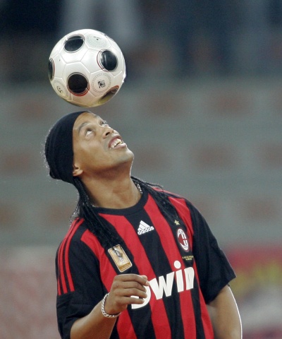 Más de 30 mil “tifosi” en delirio saludaron ayer a un emocionado Ronaldinho al ser presentado al público en el estadio de Meaza, mientras llovían papeles multicolores y rayos de luces lo iluminaban. (AP)