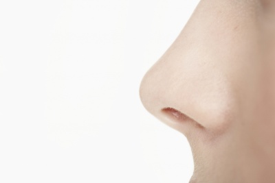 A partir de los excesos en el consumo de cocaína se produce el deterioro del tabique nasal, que está formado por cartílago y mucosa produciendo una perforación.