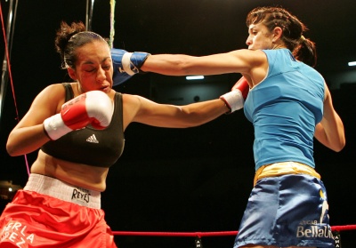 Chris “Bombón Asesino” Namús (Der.) se impuso por nocaut técnico a la lagunera Perla “Potranquita” Hernández y así adjudicarse el cinturón de campeona mundial de la categoría superligero de la Asociación Internacional de Boxeo Femenino (WIBA, siglas en inglés). (EFE)