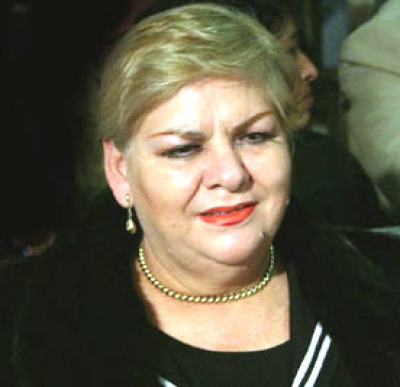 Paquita la del Barrio, quien aclaró que esta vez sus lágrimas eran de felicidad, explicó que el supuesto distanciamiento fue más porque Viola no conoce bien el medio e hizo muchas declaraciones a la prensa.
