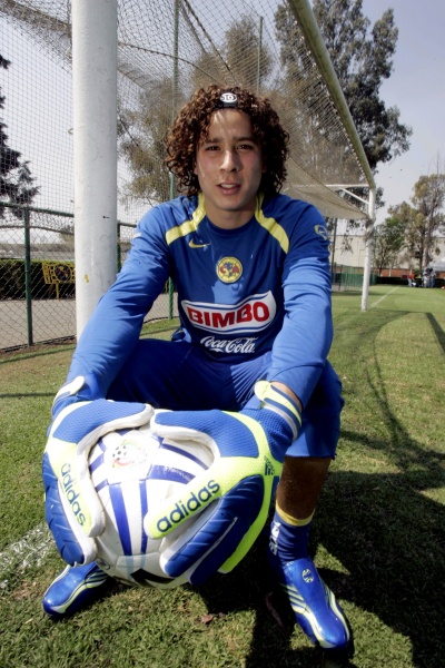El portero del América Guillermo Ochoa no saldrá de las Aguilas, al menos por ahora, dijo el presidente del equipo Michel Bauer. (El Universal)