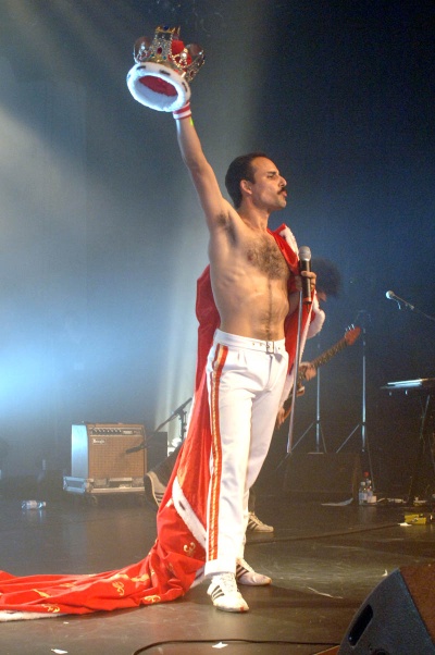 Freddie Mercury, líder de la banda Queen, se contagió a finales de la década de los 80 y murió en noviembre de 1991.