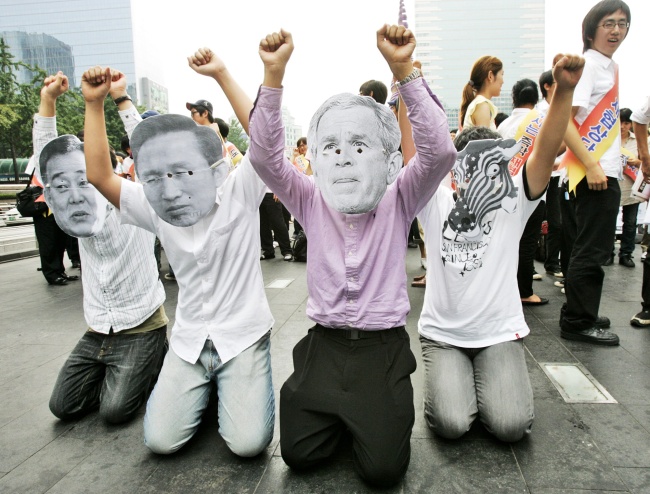 Miles de sudcoreanos contrarios y favorables al
presidente de EU, George W. Bush, se concentraron
ayer en Seúl para recibirlo. (AP)